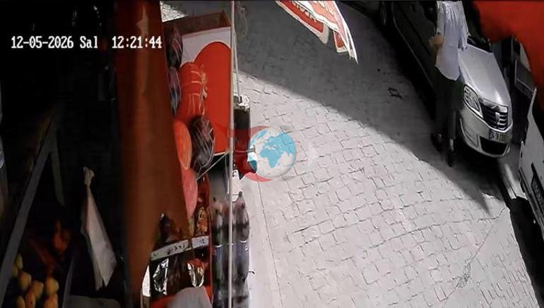 Beyoğlunda yokuştan kayan kargo aracı otomobile çarptı: Araç askıda kaldı
