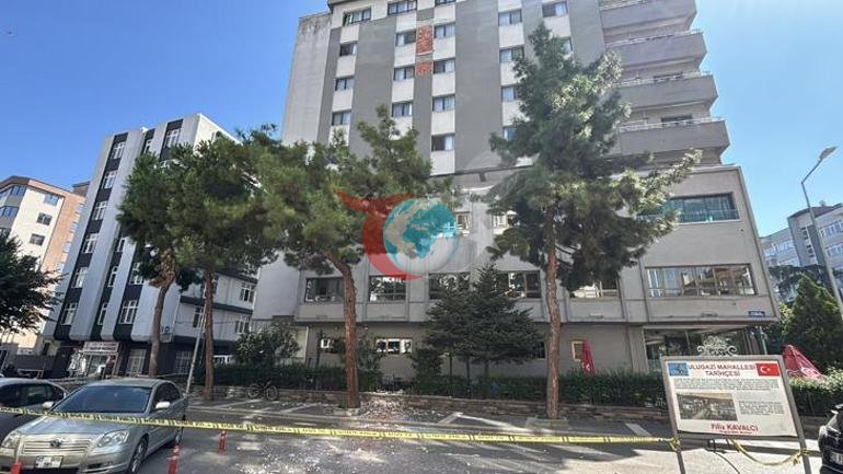 Öğretmenevi duvarından kopan beton parçaları korkuttu