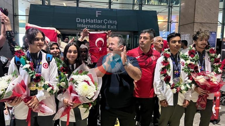 İşitme engelli milli sporcular Ankara’da coşkuyla karşılandı