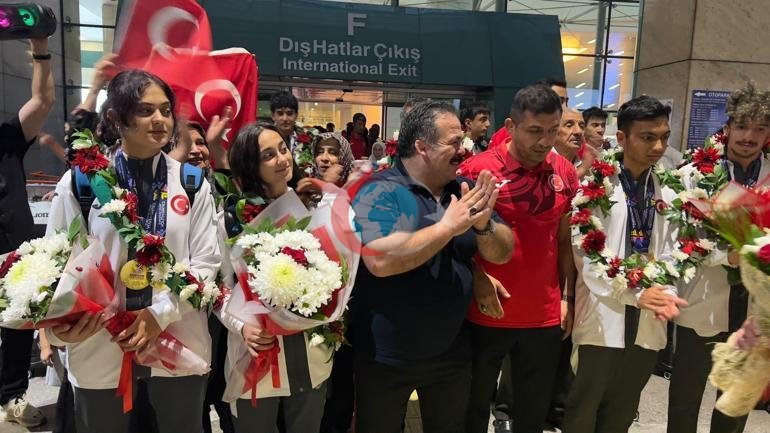 İşitme engelli milli sporcular Ankara’da coşkuyla karşılandı