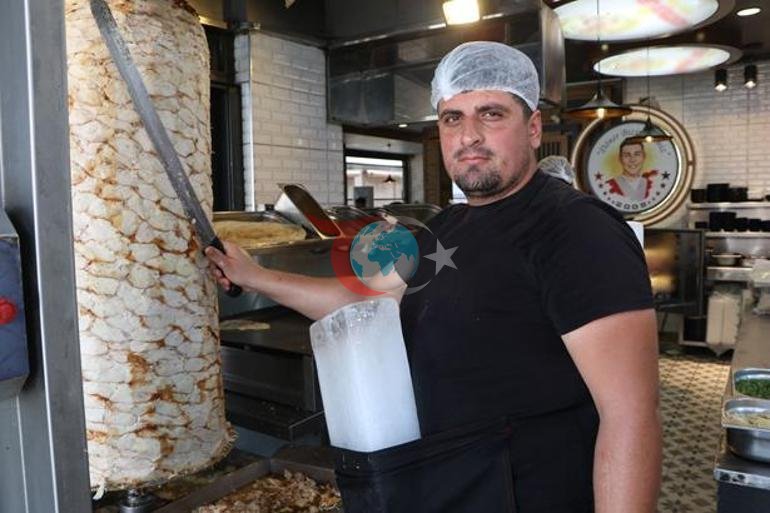 Adana’da sıcakla mücadelede ilginç yöntem Döner ustası vücuduna kalıp buz bağladı