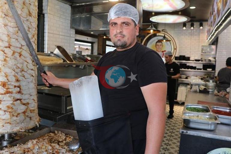 Adana’da sıcakla mücadelede ilginç yöntem Döner ustası vücuduna kalıp buz bağladı