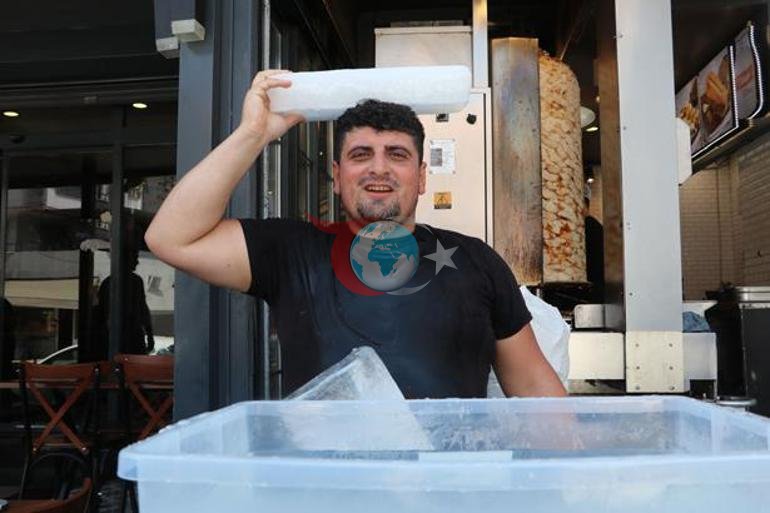 Adana’da sıcakla mücadelede ilginç yöntem Döner ustası vücuduna kalıp buz bağladı