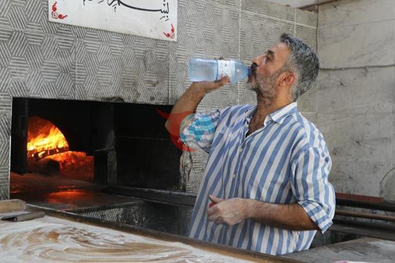 Adana’da sıcakla mücadelede ilginç yöntem Döner ustası vücuduna kalıp buz bağladı