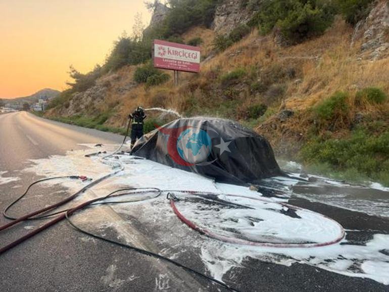 8 milyonluk lüks araç yolda alev alev yandı 12 saat boyunca söndürülemedi