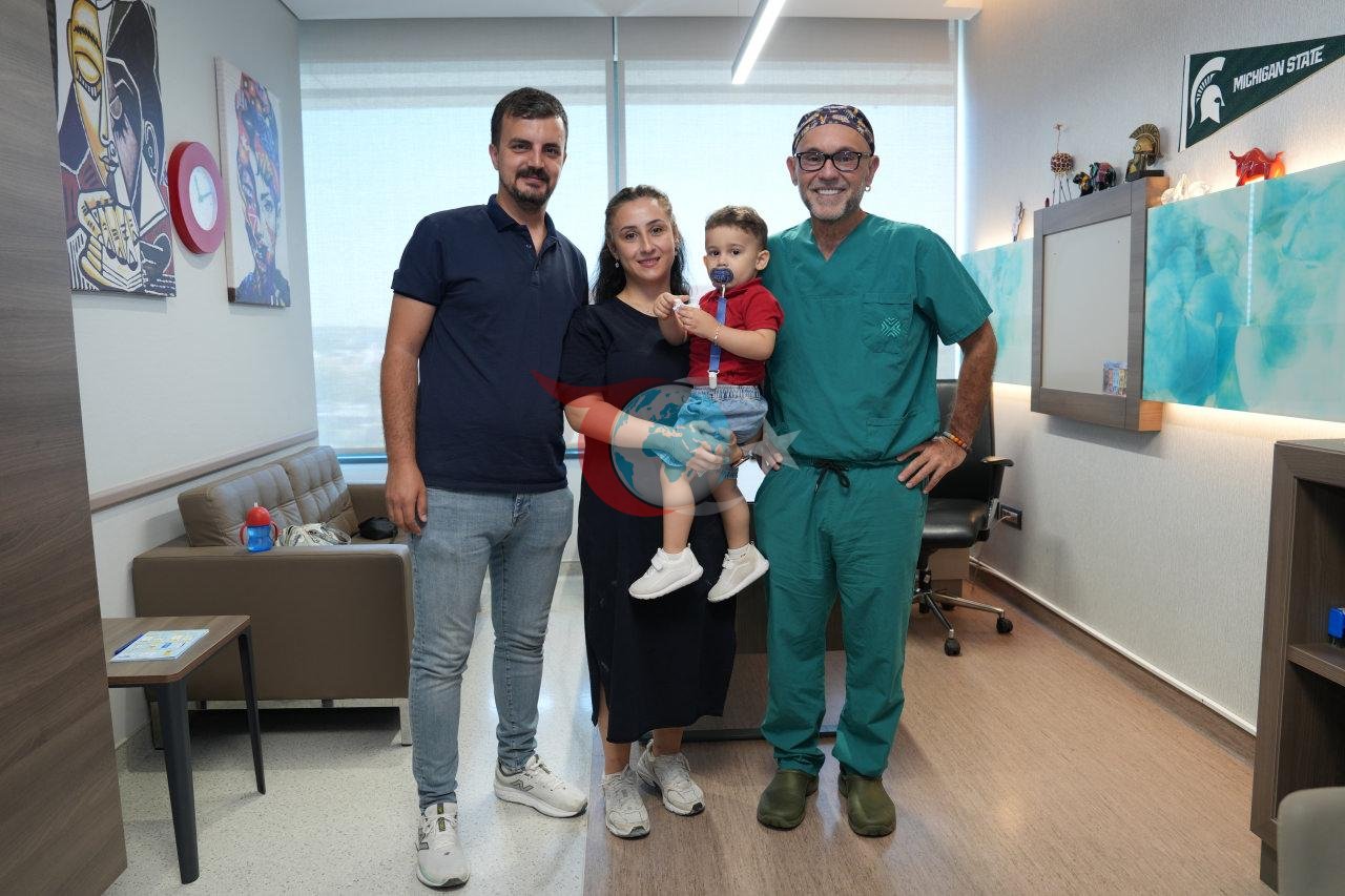 Aras, ailesi ve doktoru.
