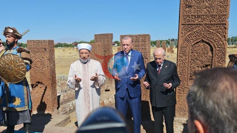 Cumhurbaşkanı Erdoğan Ahlat Selçuklu Kabristanını ziyaret etti