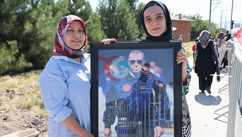 Bir buçuk ay süren emek 70 bin boncukla yaptığı tabloyu Cumhurbaşkanı Erdoğan’a ulaştırdı
