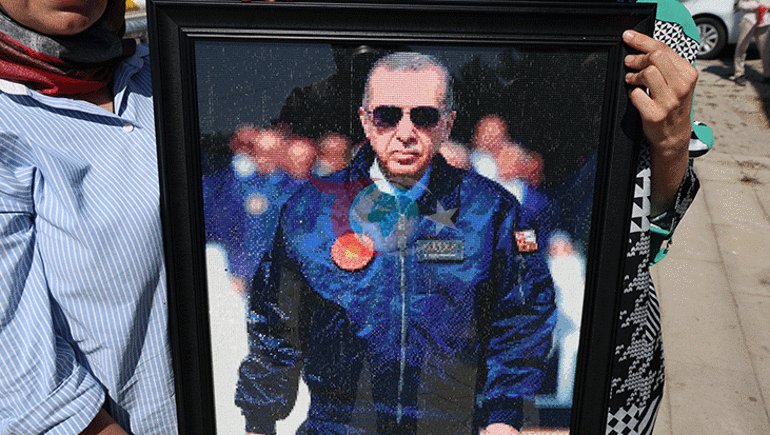Bir buçuk ay süren emek 70 bin boncukla yaptığı tabloyu Cumhurbaşkanı Erdoğan’a ulaştırdı