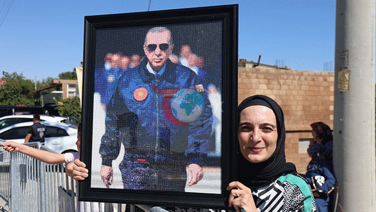Bir buçuk ay süren emek 70 bin boncukla yaptığı tabloyu Cumhurbaşkanı Erdoğan’a ulaştırdı
