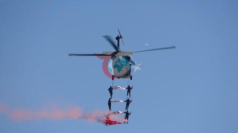 İlgiyle izlendi Malazgirt’te jandarma helikopterlerinden müthiş gösteri