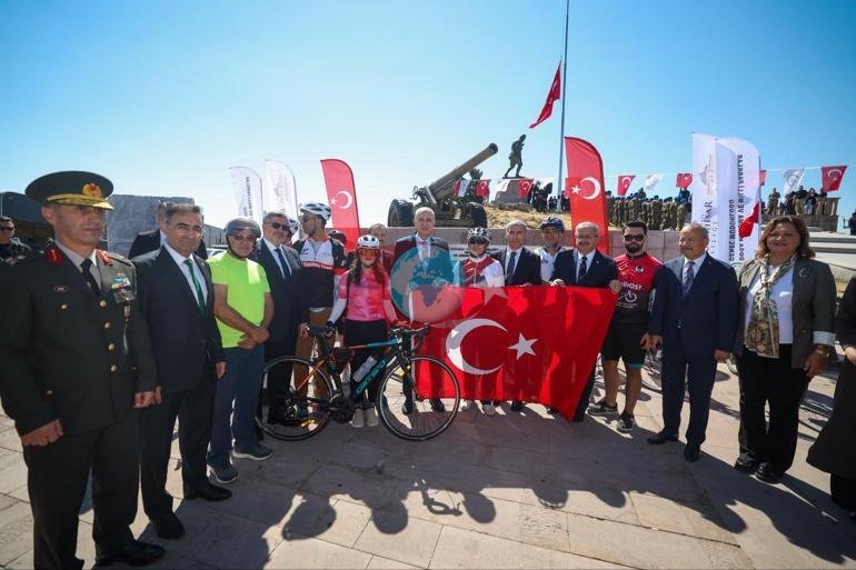 Kocatepe’den İzmir’e Türk bayrağı TBMM Başkanı Kurtulmuş, sporculara emanet etti