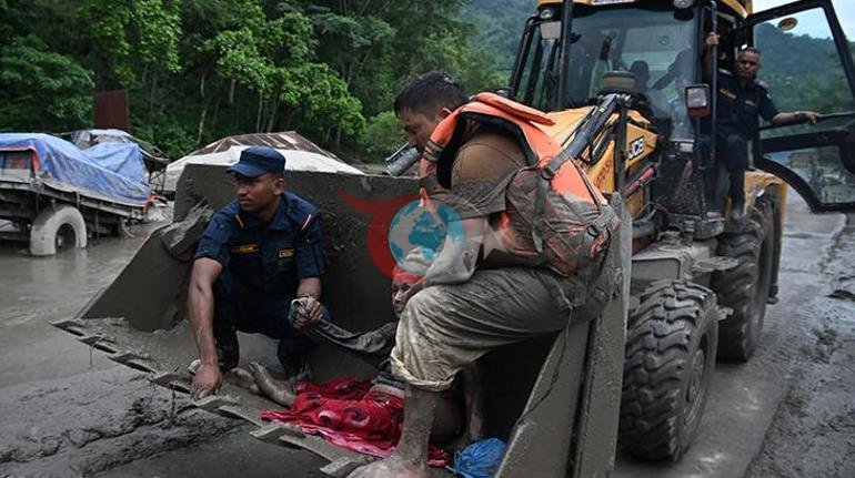 Birdən basdı, hər şeyi qabağına aldı. Nepalda daşqın fəlakəti: Yüzlərlə insan itkin=