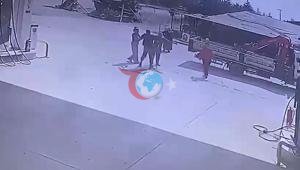 O, gənc qadını ailəsinin gözü qarşısında silah gücü ilə maşınına mindirərək qaçırdı. onu ailəsinin gözü önündə silah gücü ilə maşınına mindirməsi