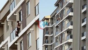 7. katın penceresinde dehşet Genç kadın ayaklarından yakalandı