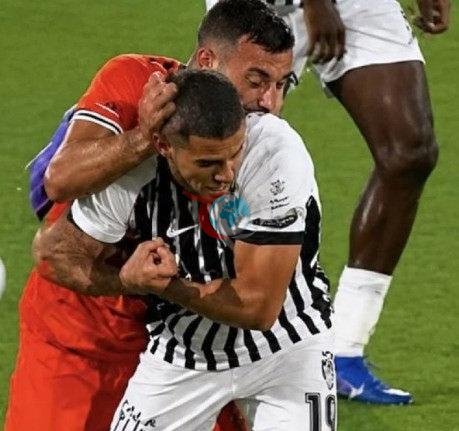Süper Lig'in 2. haftasında Alanyaspor - Beşiktaş maçına damga vuran 'yumruk' pozisyonu
