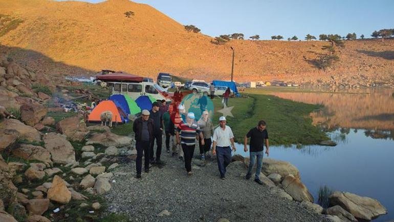 7 asırlık Eren Dede geleneği için zirveye çıktılar 42 metre uzunluğundaki türbenin sırrı
