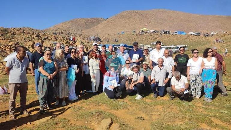7 asırlık Eren Dede geleneği için zirveye çıktılar 42 metre uzunluğundaki türbenin sırrı
