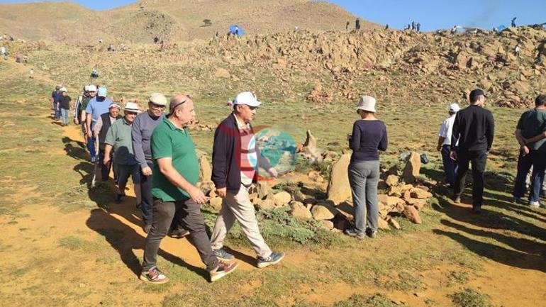 7 asırlık Eren Dede geleneği için zirveye çıktılar 42 metre uzunluğundaki türbenin sırrı