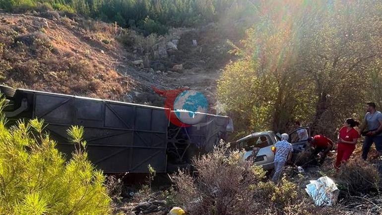 Izmirda dahshatli voqea sodir bo'ldi Avtobus va mashina to'qnashib ketdi va ariqga qulab tushdi: 2 kishi halok bo'ldi