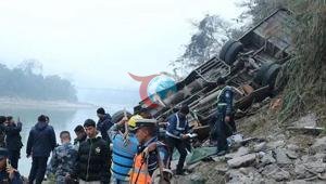 Nepalde yolcu otobüsü nehre uçtu Çok sayıda can kaybı var