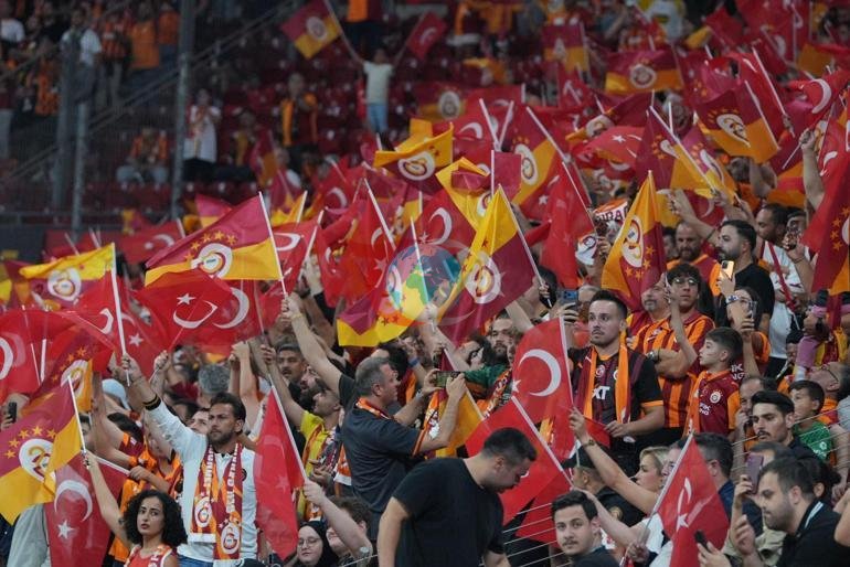 Galatasaray - Göztepe maçında ilk düdük çaldı