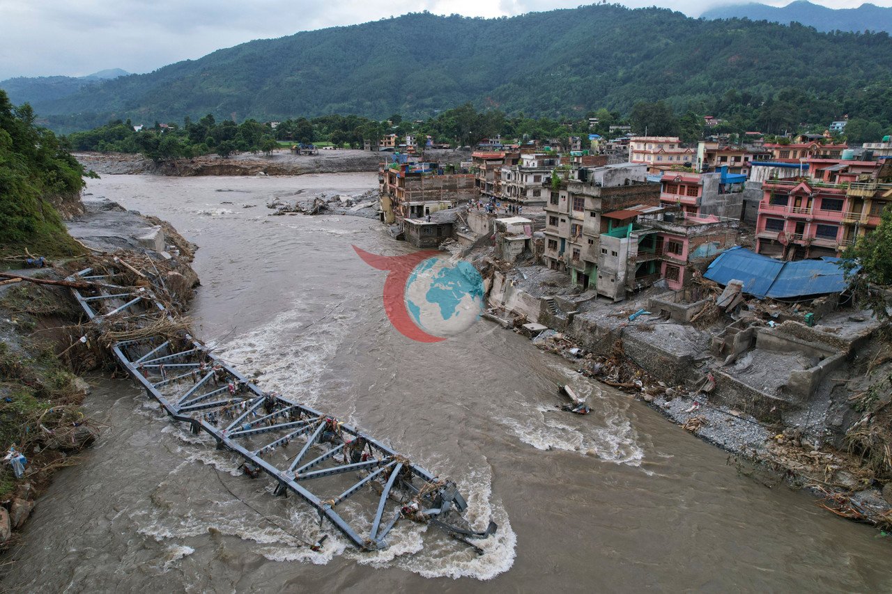 Nepalin Nuwakot bölgesindeki Devighat mevkiinde, Tadi Nehri üzerinde meydana gelen sel baskını sebep olduğu can kayıplarının yanında köprüler gibi altyapı unsurlarını da yerle bir ederek yardım çalışmalarını da güçleştirmekte. (Fotoğraf: AP)
