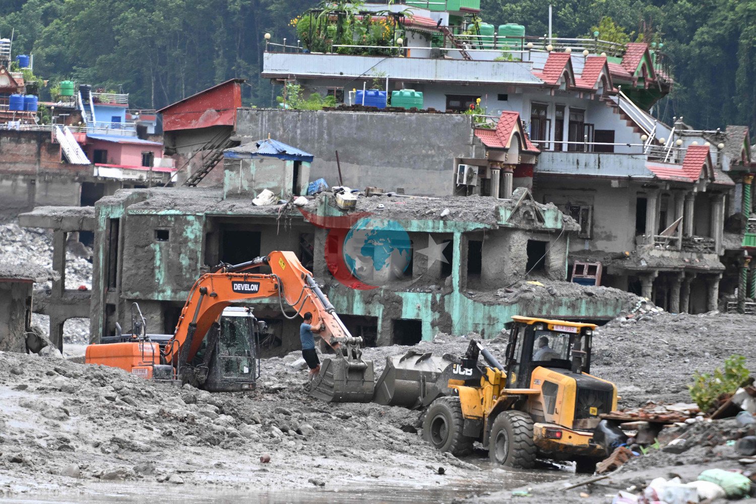 Nepalin Nuwakot bölgesinde Trishulide meydana gelen sel baskını ve heyelanın ardından bir ekskavatör (solda), insanların evlerinden eşyalarını toplamalarına yardımcı oluyor. Fotoğrafın da çekildiği 29 Ağustos tarihi itibariyle yaklaşık 3 bin kişi hala kayıp ve Nepal-Tibet sınırını vuran ani seller ve toprak kaymalarının ardından en az 633 kişinin ise yaşamını yitirdiği doğrulandı. (Fotoğraf: AFP)