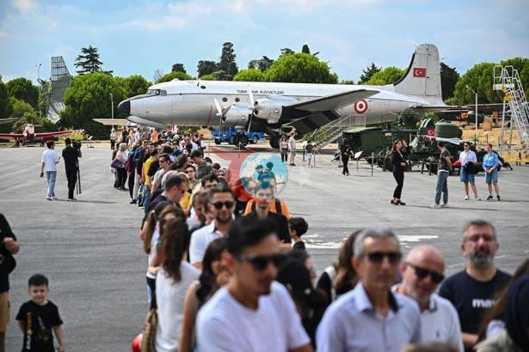 SOLOTÜRK pilotları vatandaşlarla buluştu Küçük kızın hayali, etkinliğe damga vurdu