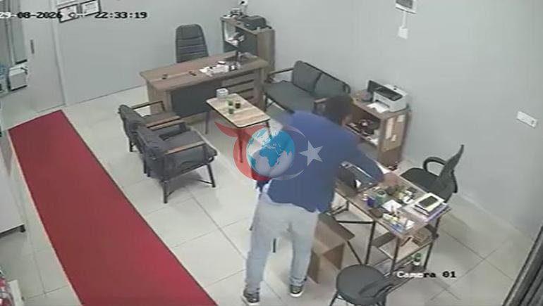 Təmir sexinə girdi,gözü stolun üstündəki telefona düşdü. Oğurluq anı kamerada