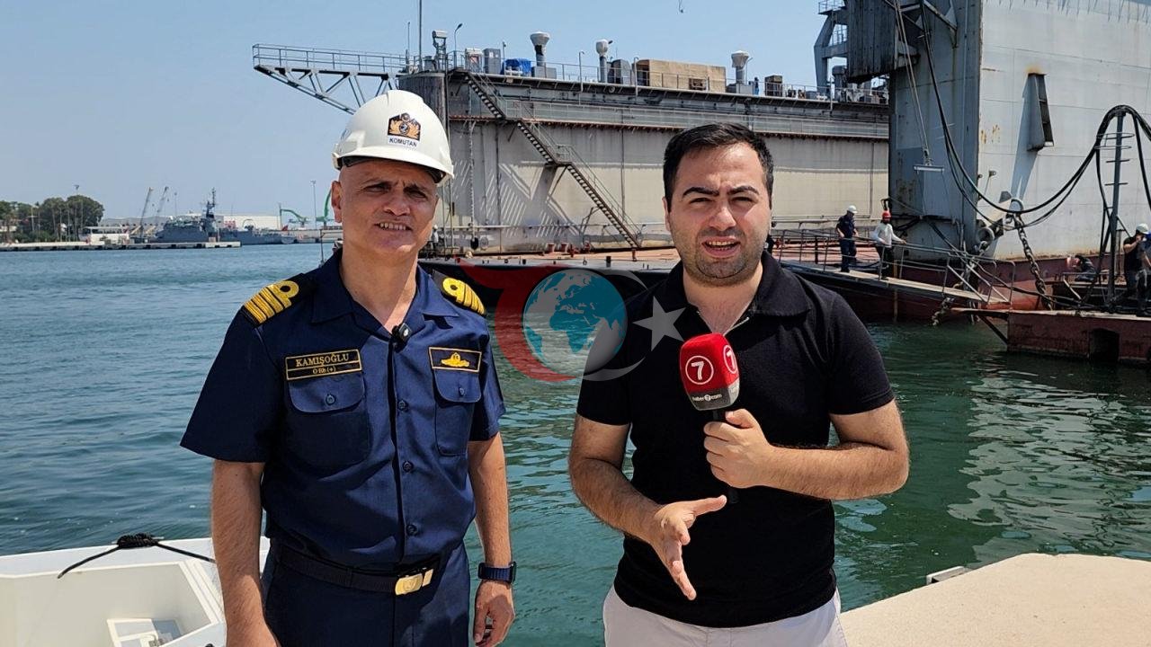 Mersin Tersane Komutanı Deniz Albay Volkan Kamışoğlu (sol), Haber7 muhabiri Yavuz Selvi (sağ)