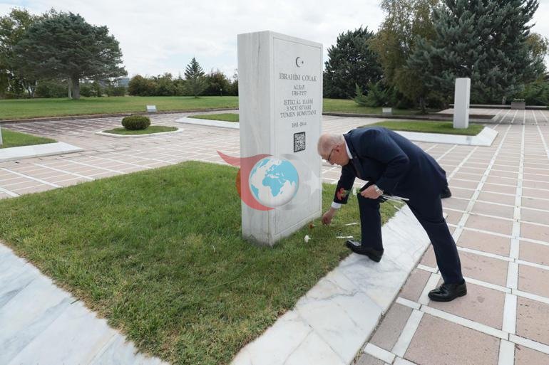 Bakan Güler, Devlet Büyükleri Anıt Mezarlığı’nı ziyaret etti