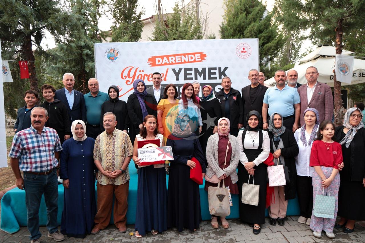 Darende şäheriniň häkimi Alikan Bozkurtdan gatnaşyjylara sowgat gowşurylyşy
