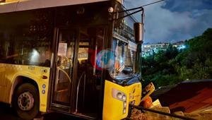 Sarıyer’de kontrolden çıkan İETT otobüsü evin çatısına düşmekten son anda kurtuldu