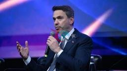 Nazir Bayraktar İstanbul İqlim Maliyyə Sammitinin açılışında çıxış etdi.
<p>Mərmərə dənizindəki selik probleminin həlli istiqamətində atılan addımlara toxunan nazir Kurum, Mərmərə dənizi ilə həmsərhəd olan şəhərlərdə təmizləyici qurğuların gücləndirilməsi üçün Asiya İnkişaf Bankı ilə birgə qərar verəcəklərini açıqlayıb. Türkiyə Palatalar və Birjalar Birliyinin (TOBB) “iş dünyası təmsilçisi” olaraq səlahiyyətli olduğunu bildirən Qurum, TOBB-nun 12-13 noyabr tarixlərində “İş Dünyası Zirvəsi”ni “Liderlər Zirvəsi və Maliyyə Günü” ilə eyni vaxtda təşkil edəcəyini, bununla da maliyyə sektoru ilə real sektoru bir araya gətirəcəyini bildirib.</p>
<h2>