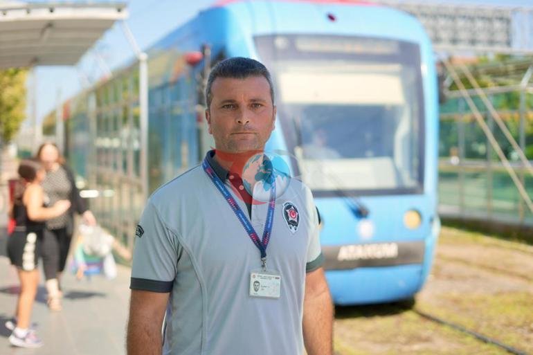 Tramvayın önüne koşan çocuğu son anda kurtardı