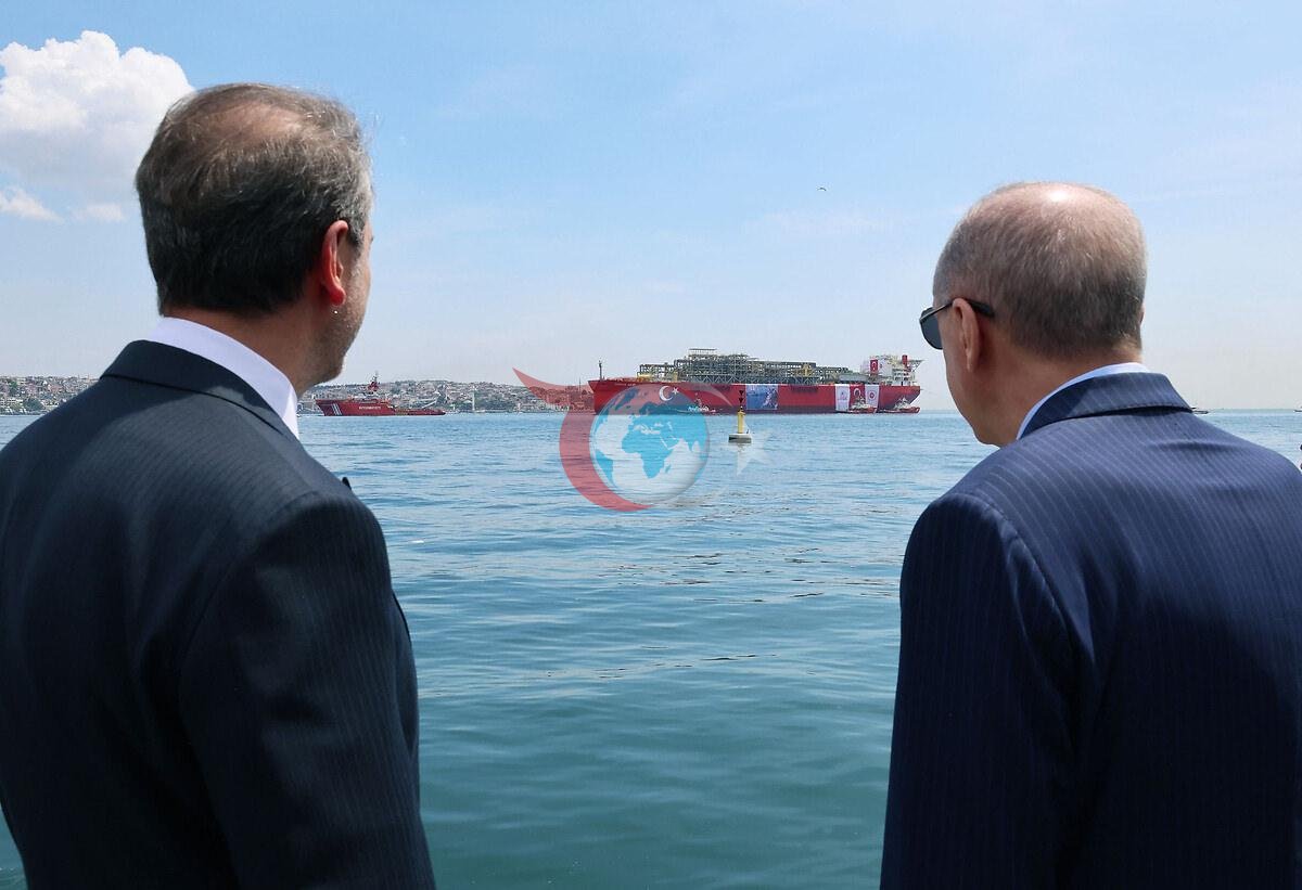 Prezident Rejep Tayyip Erdo'g'an, Energetika va tabiiy resurslar vaziri Alparslan Bayraktar bilan birgalikda Turkiyaning birinchi suzuvchi tabiiy gaz ishlab chiqarish platformasi (FPU) Usmon Gazini Qoradengizdagi Sakarya gaz koniga jo'natdi, 2025 yil 29 may