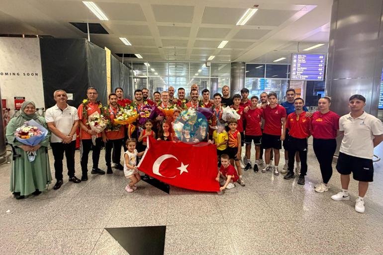 Şampiyon cimnastikçilere İzmirde coşkulu karşılama