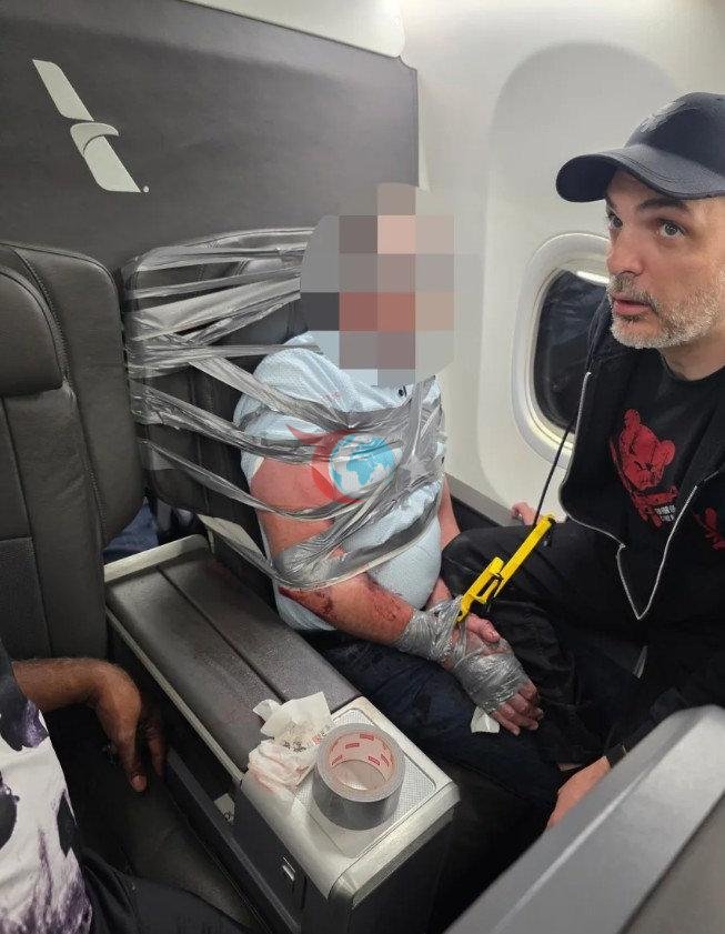 ABD'de American Airlines'ın bir uçuşu sırasında saldırgan tavırlar sergileyen bir yolcu görevliler tarafından uçağın koltuğuna bantlandı.