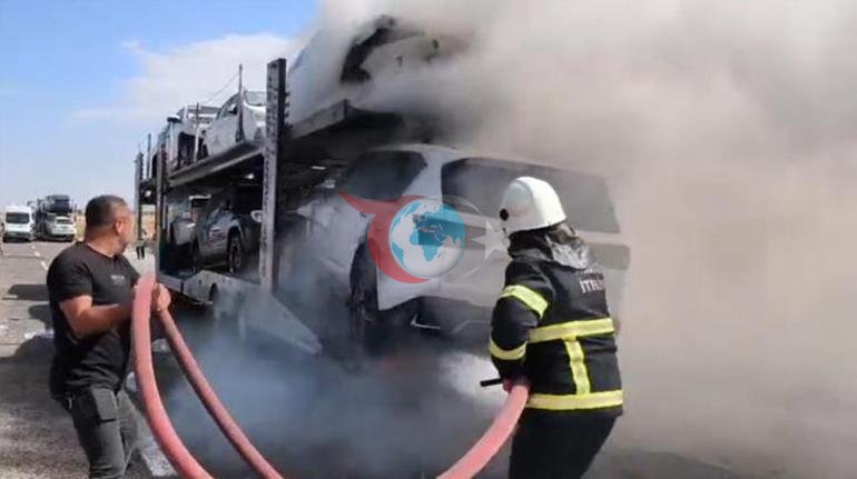 Lüks araçları taşıyordu Bir anda alevlere teslim oldu