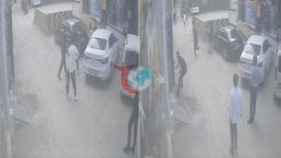 Araya giren genç bıçaklı saldırıya uğradı! Saldırgan sevgilisiyle kayıplara karıştı... Dehşet anı kamerada
