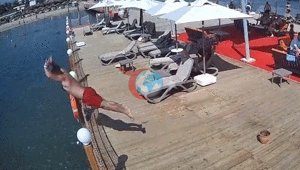 Alanyada başını dayaz suya tullayan tətilçi dünyasını dəyişdi