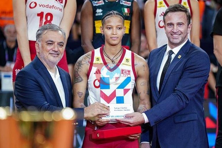 CEV Trendyol EuroVolley 2026 MVP’si Vargas, ödülünü Roko Sikiric ve Sinan Cem Şahin’den aldı