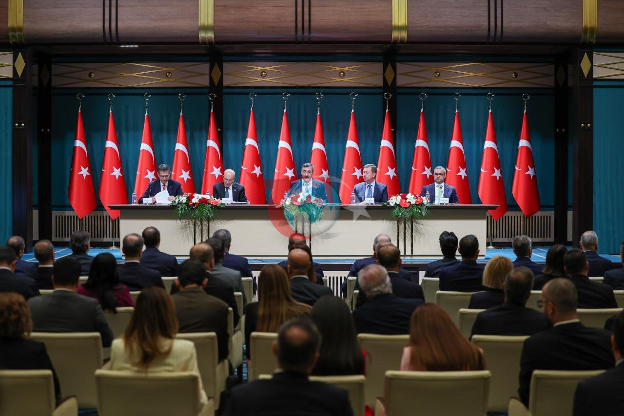 Cumhurbaşkanı Yardımcısı Cevdet Yılmaz, Cumhurbaşkanlığı Külliyesi'nde 2027-2029 dönemini içeren Orta Vadeli Program'ı (OVP) 6 Eylül'de açıkladı.