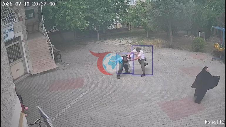 İmam ve müezzinin yardım parası kavgası Cami önünde tekme tokat birbirlerine girdiler