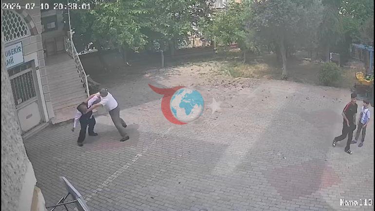 İmam ve müezzinin yardım parası kavgası Cami önünde tekme tokat birbirlerine girdiler