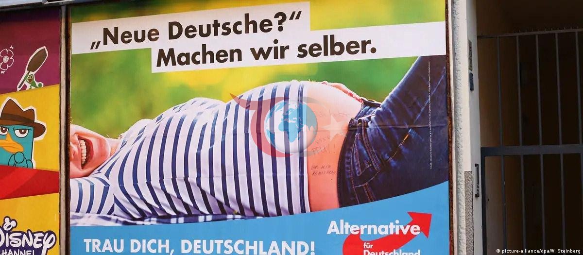 Almanya'da AfD partisine ait bir afiş. Üzerinde 'Yeni Almanlar? Biz kendimiz yaparız' yazıyor.