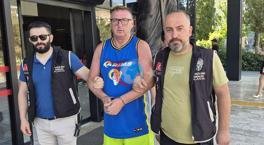 Antalya’da skandal! İngiliz turist Türk bayrağına tükürdü, tutuklandı