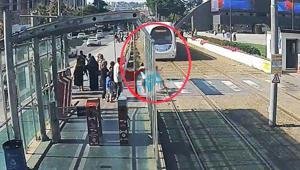 Tramvayın önüne koşan çocuğu son anda kurtardı