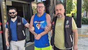 Antalya’da skandal İngiliz turist Türk bayrağına tükürdü, tutuklandı